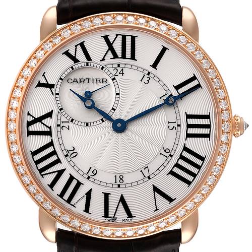 The image shows a frontal view of the Cartier Ronde WR007001 Men's Rose Gold Silver Dial WR007001 Men's Rose Gold Silver Dial watch, featuring Roman numerals, diamond bezel, blue hands, and a subdial.
