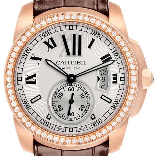 The image shows a front view of the Calibre de Cartier watch, highlighting the dial, bezel, and leather strap.
