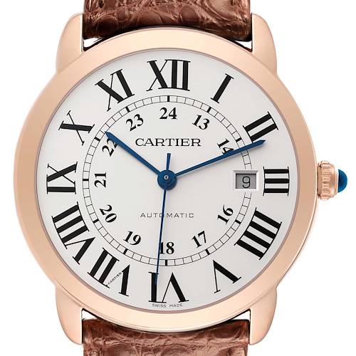 The image shows a front view of the Cartier Ronde W6701009 Men's Rose Gold Silver Dial W6701009 Men's Rose Gold Silver Dial watch, displaying the face, Roman numerals, hands, and date window.