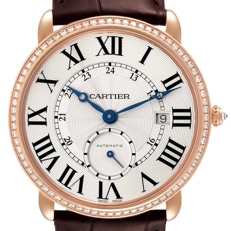 The image shows a close-up of the Cartier Ronde WR007017 Men's Rose Gold Silver Dial WR007017 Men's Rose Gold Silver Dial watch, highlighting the dial, hour markers, hands, date window, and a diamond-encrusted bezel.