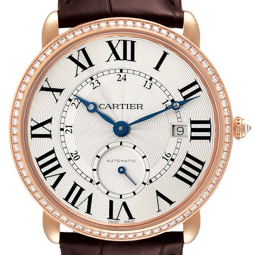 The image shows the front-facing dial of a Cartier Ronde WR007017 Men's Rose Gold Silver Dial WR007017 Men's Rose Gold Silver Dial model watch, highlighting its Roman numerals, sub-dial, and date window.