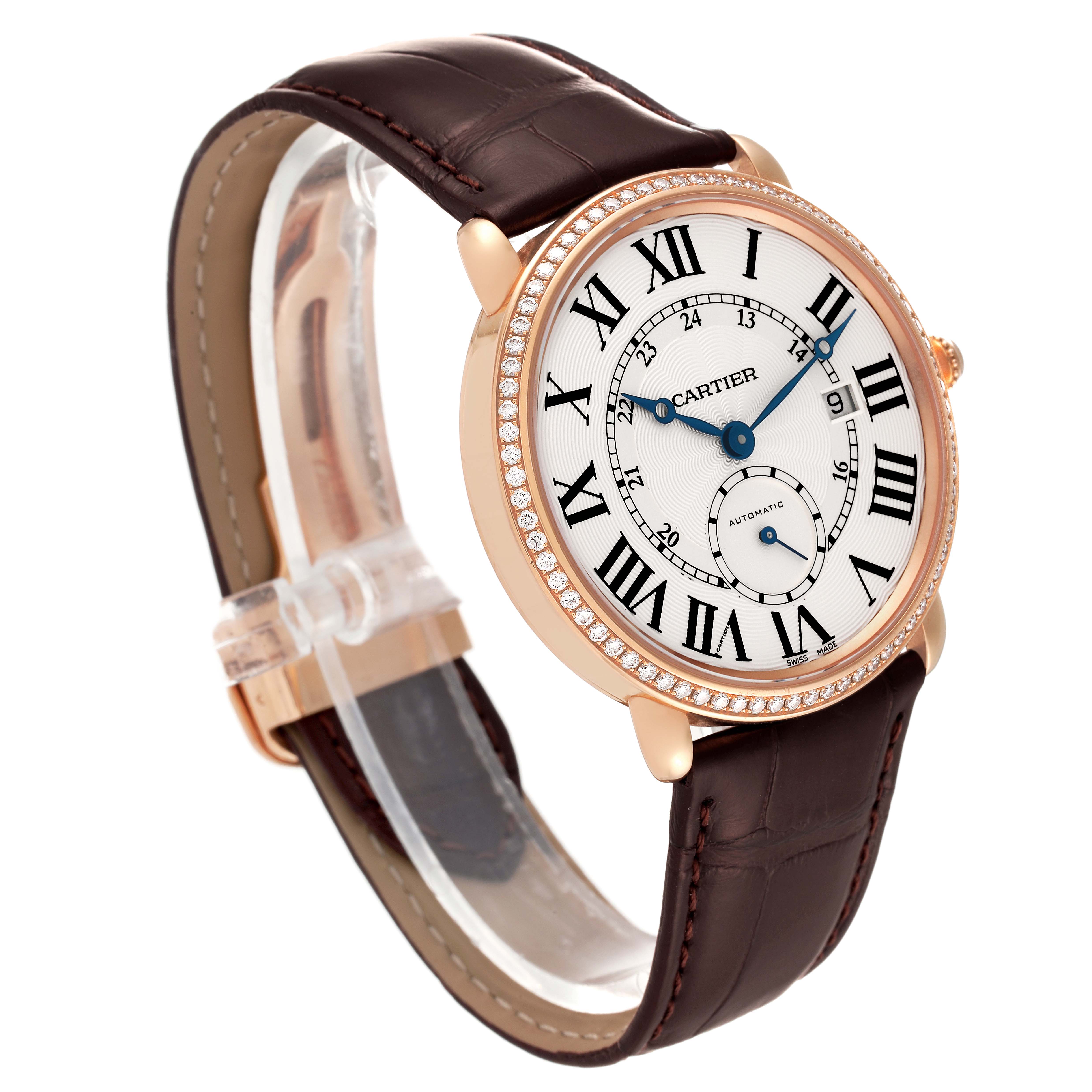 This image displays a Cartier Ronde WR007017 Men's Rose Gold Silver Dial WR007017 Men's Rose Gold Silver Dial watch at a three-quarter angle, showcasing its face, bezel, and leather strap.