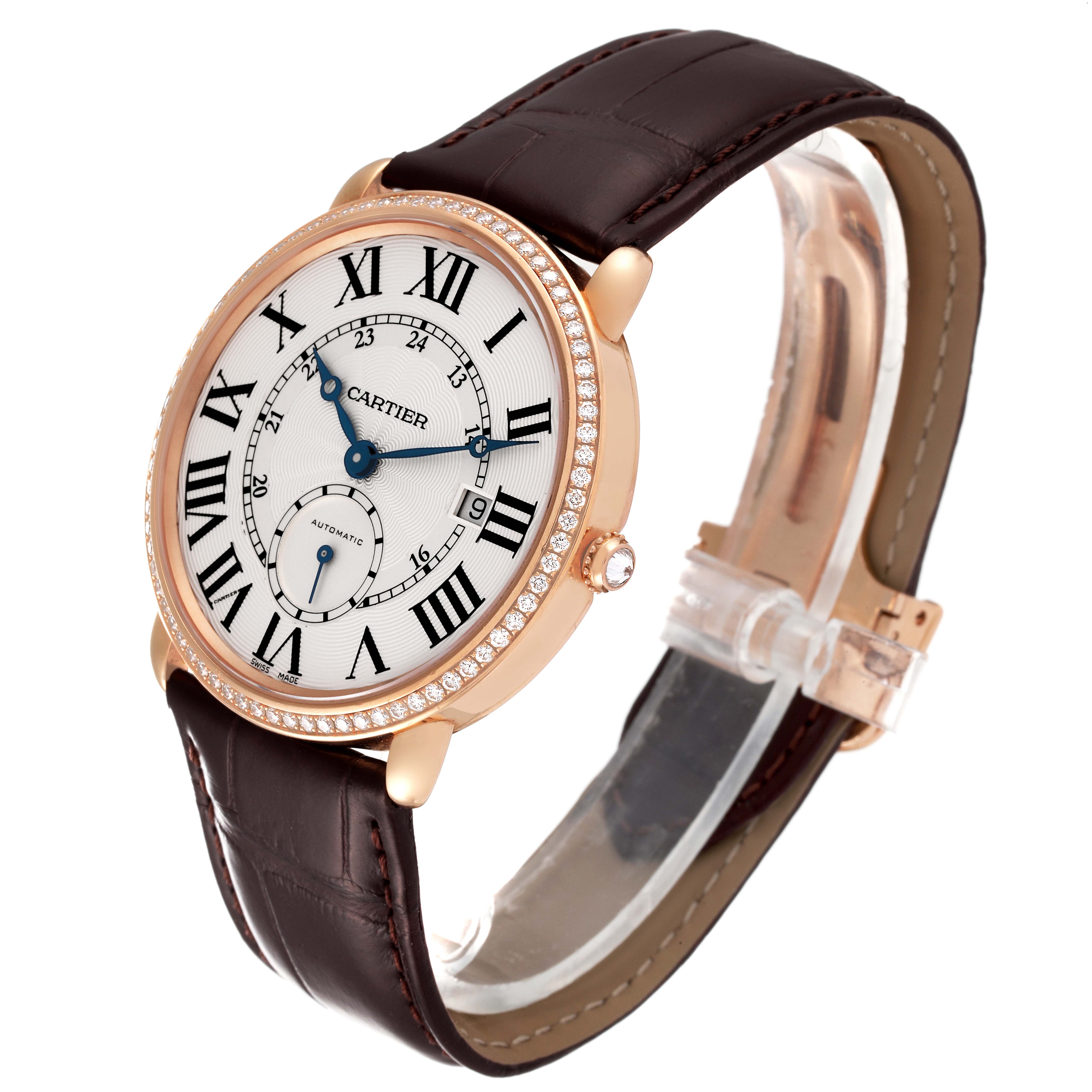 This Cartier Ronde WR007017 Men's Rose Gold Silver Dial WR007017 Men's Rose Gold Silver Dial model watch is shown at a slight angle, displaying the face, bezel, and leather strap.