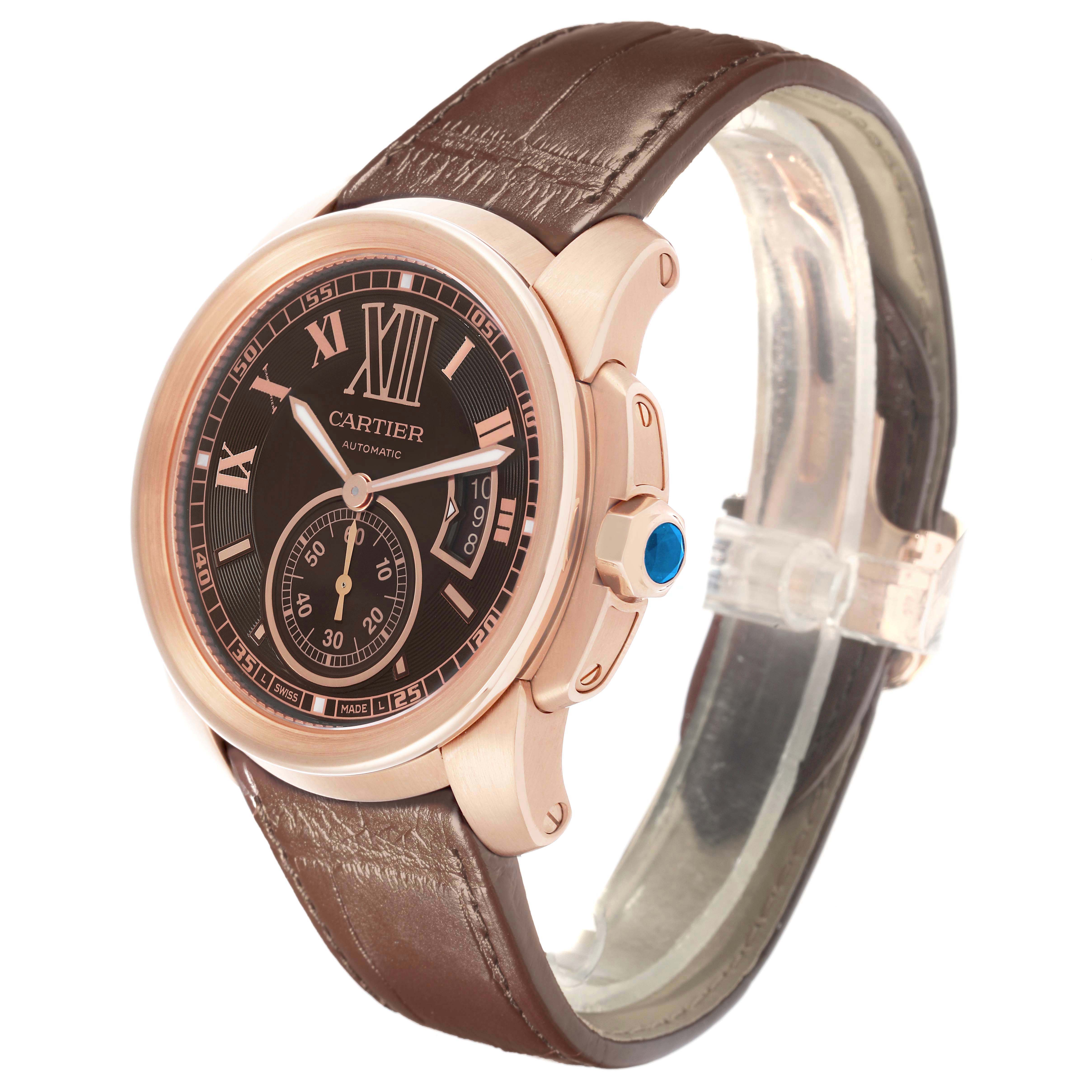 The image shows a Calibre de Cartier, model W7100007, at an angled front view highlighting the brown dial, rose gold case, and leather strap.