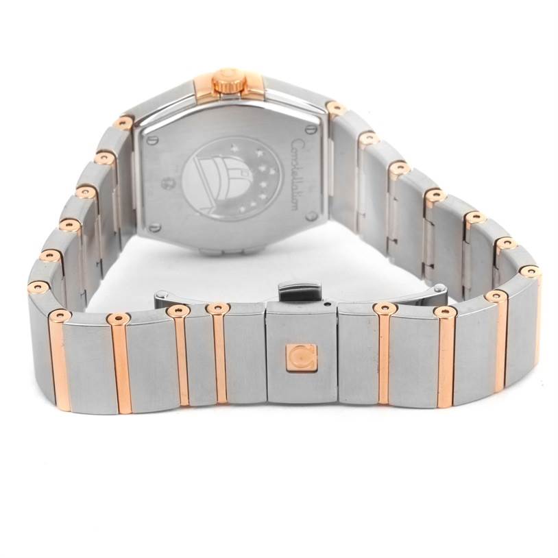 The image shows the back and clasp of the Omega 123.25.27.60.55.009 Women's Steel and Gold (two tone) Mother of Pearl Dial 123.25.27.60.55.009 Women's Steel and Gold (two tone) Mother of Pearl Dial Constellation Diamond Steel Rose Gold Watch 123.25.27.60.55.009.
