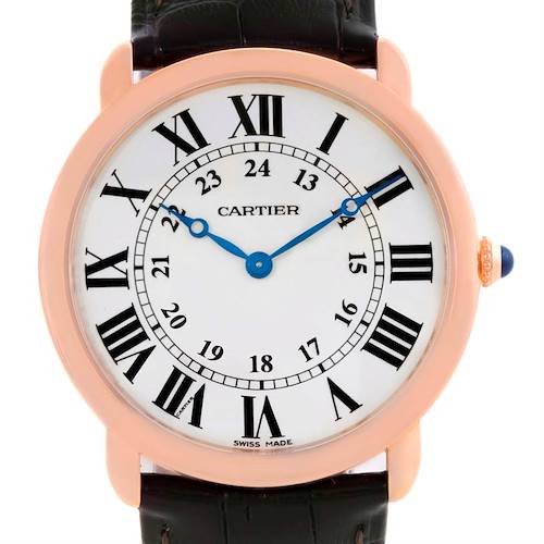 This image shows a front view of the Cartier Ronde W6800251 Men's Rose Gold Silver Dial W6800251 Men's Rose Gold Silver Dial model watch, featuring a round face, roman numerals, and a leather strap.