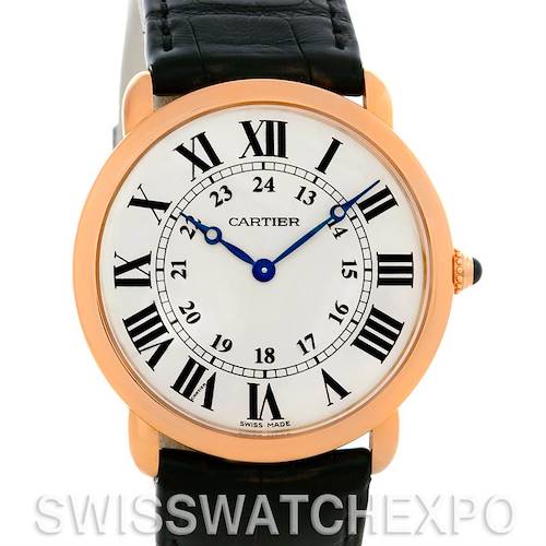 This image shows a front view of the Cartier Ronde W6800251 Men's Rose Gold Silver Dial W6800251 Men's Rose Gold Silver Dial model watch with a gold case, white dial, and black leather strap.