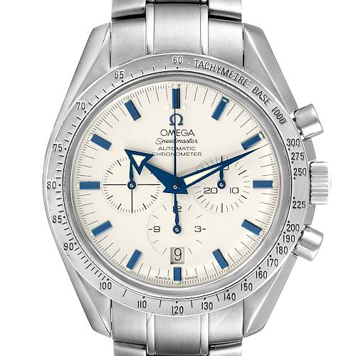 The image shows a front view of the Omega Speedmaster 3551.20.00 Men's Stainless Steel White Dial 3551.20.00 Men's Stainless Steel White Dial watch, highlighting its dial, tachymeter, chronograph subdials, and date display.