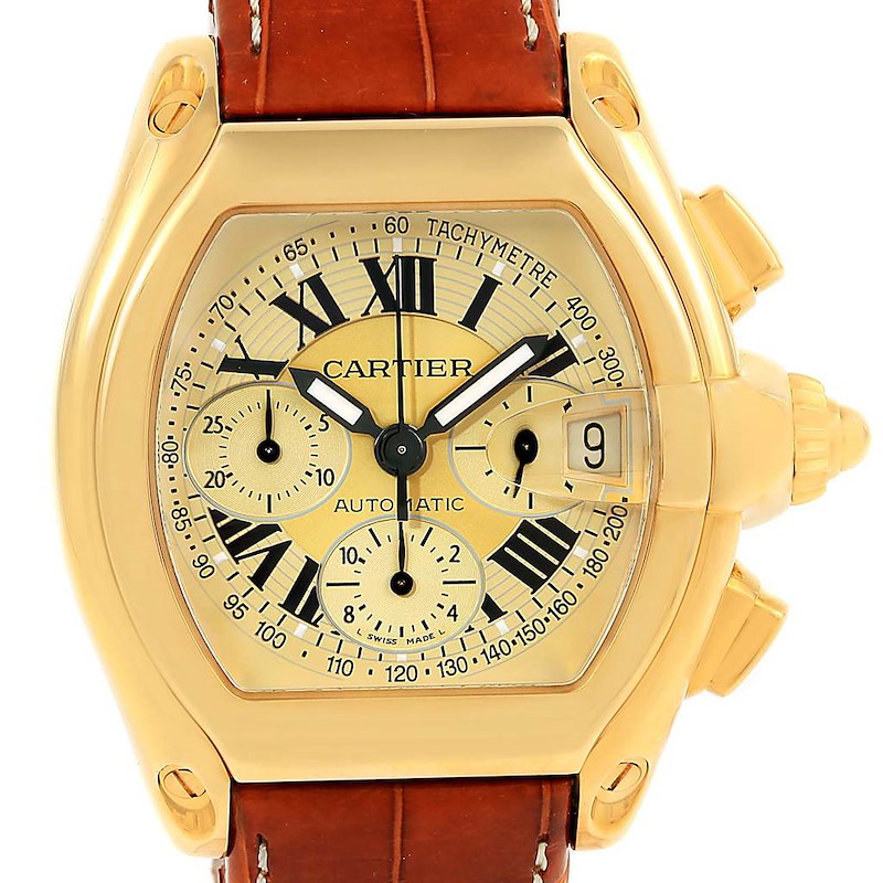 This image shows the face of the Cartier Roadster W62021Y3 Men's Yellow Gold Champagne Dial W62021Y3 Men's Yellow Gold Champagne Dial watch with a brown leather strap, displaying the dial and date.