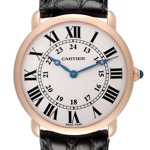 The Cartier Ronde W6800251 Men's Rose Gold Silver Dial W6800251 Men's Rose Gold Silver Dial watch is shown from the front, highlighting its face with Roman numerals, blue hands, and a leather strap.