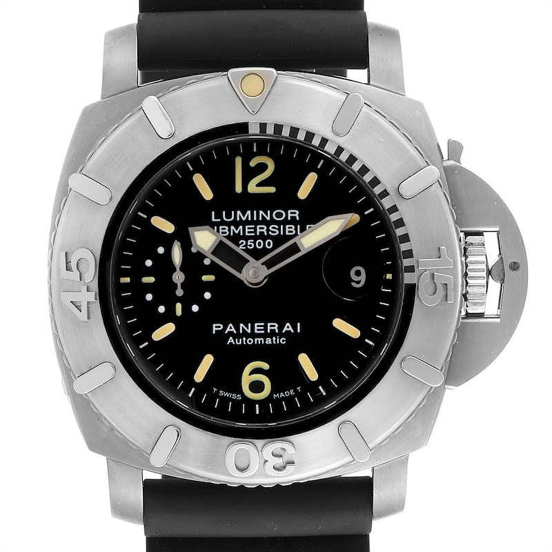 The image shows a front view of the Panerai Luminor Submersible watch, highlighting its bezel, dial, and rubber strap.